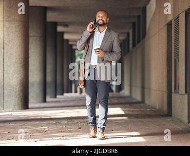 La vostra voce mi calmava. Un uomo d'affari maturo che usa il suo smartphone per fare una telefonata. Foto Stock