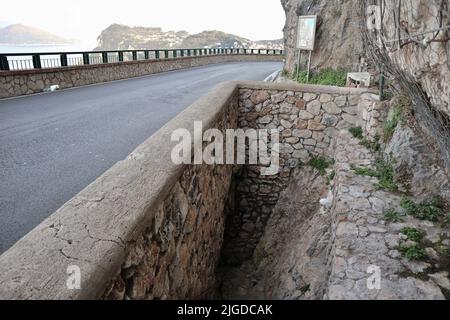 Capri - Sottopasso della Scala Fenicia sotto la strada provinciale Foto Stock