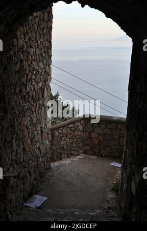 Capri - Scortio panoramico dal sottopasso della Scala Fenicia Foto Stock