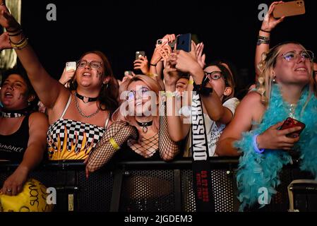 Roma, Italia. 09th luglio 2022. Fan della rock band Maneskin partecipa all'esibizione dal vivo al Circo massimo di Roma. Credit: SOPA Images Limited/Alamy Live News Foto Stock