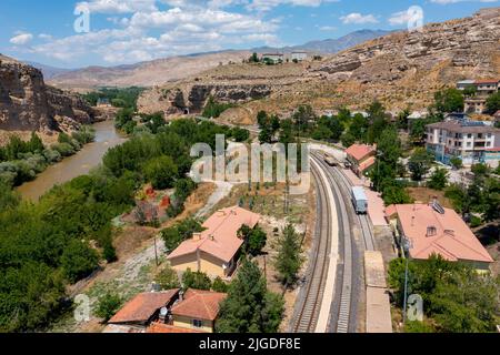 KEMAH, ERZINCAN, TURCHIA. 30 giugno 2022; ingresso della città del distretto di Kemah. Vista sulla tomba del Sultano Melik e sul fiume Karasu. Foto Stock