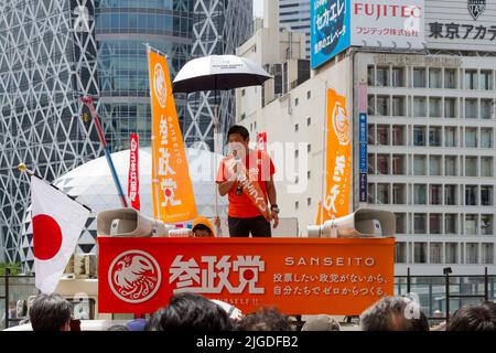 Tokyo, Giappone. 09th luglio 2022. Sohei Kamiya electioneering per la festa Sanseito nel distretto di Shinjuku. (Foto di Damon Coulter/SOPA Images/Sipa USA) Credit: Sipa USA/Alamy Live News Foto Stock