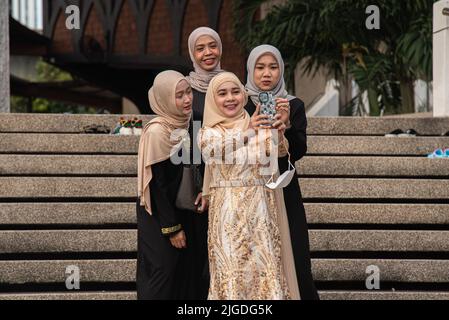 Bangkok, Tailandia. 10th luglio 2022. I musulmani hanno visto prendere un selfie durante la celebrazione di Eid al-Adha al centro islamico della Thailandia. EID al-Adha è una delle due vacanze musulmane più sacre celebrate ogni anno. Segna l'annuale pellegrinaggio musulmano per visitare la Mecca, il luogo più sacro dell'Islam. (Foto di Peerapon Boonyakiat/SOPA Images/Sipa USA) Credit: Sipa USA/Alamy Live News Foto Stock