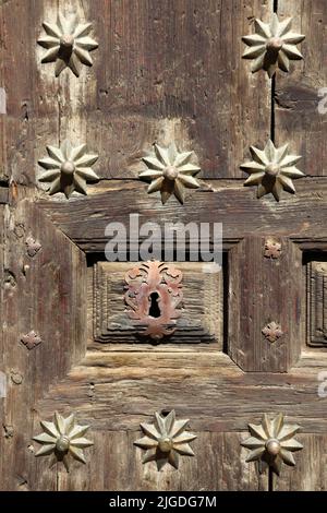 Keyhole su una porta in legno decorata ornamentali Foto Stock