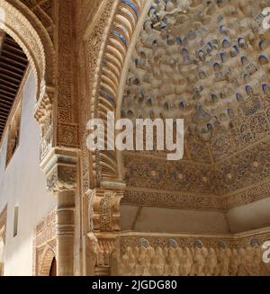 Dettagli architettonici al palazzo dell'Alhambra a Granada in Andalusia, nel sud della Spagna Foto Stock