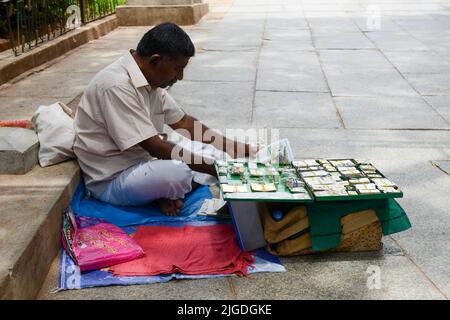 Tirupati, India - 16 settembre 2013: Un uomo indiano che vende prodotti sulla strada a Tirupati nello stato di Andhra Pradesh in India. Foto Stock