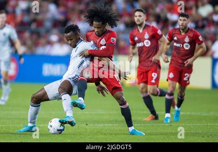 Toronto, Canada. 9th luglio 2022. Jayden Nelson (C) del Toronto FC vies con Jeremy Ebobisse (2nd L) di San Jose terremoti durante la loro partita di calcio della Major League 2022 (MLS) al BMO Field di Toronto, Canada, il 9 luglio 2022. Credit: Zou Zheng/Xinhua/Alamy Live News Foto Stock