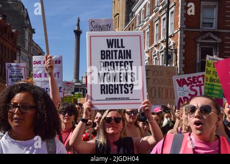 Londra, Regno Unito. 09th luglio 2022. Un manifestante ha un cartello che dice: "La Gran Bretagna proteggerà i diritti delle donne?” Durante la marcia a Whitehall. Centinaia di manifestanti favorevoli alla scelta marciarono attraverso il centro di Londra verso l'Ambasciata degli Stati Uniti a seguito della decisione della Corte Suprema di rovesciare Roe contro Wade e spianare la strada al divieto degli aborti in gran parte degli Stati Uniti. Credit: SOPA Images Limited/Alamy Live News Foto Stock