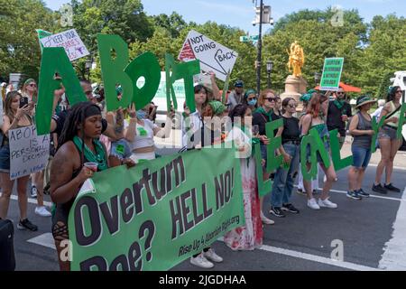 CITTÀ DI NEW YORK - 09 LUGLIO: i manifestanti dei diritti di aborto marciano su Central Park South il 9 luglio 2022 a New York City. I dimostranti dei diritti di aborto pro-abortivi in 30 città negli Stati Uniti hanno partecipato a una giornata nazionale di protesta per protestare contro la decisione della Corte Suprema di rovesci Roe contro Wade organizzata dal gruppo Rise Up 4 Aborthing Rights. Credit: Ron Adar/Alamy Live News Foto Stock