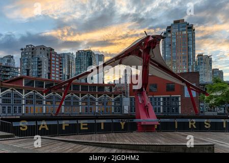 Paesaggio urbano moderno al tramonto a Yaletown Vancouver, stazione Roundhouse costruita nel 2010 per Olimpic Games for Canada Line SkyTrain, un rapido completamente automatizzato Foto Stock