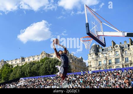 Il giocatore DI basket STATUNITENSE Tyler Currie partecipa a un concorso di punk durante il torneo di basket Quai 54 (il Campionato Mondiale di Streetball) di Parigi, Francia, il 9 luglio 2022. Foto di Victor Joly/ABACAPRESS.COM Foto Stock