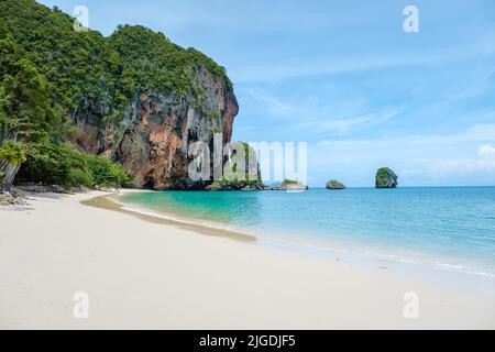 Railay Beach Krabi Thailandia, la spiaggia tropicale di Railay Krabi, vista panoramica dell'idilliaca Railay Beach in Thailandia con un enorme roccia calcarea Foto Stock