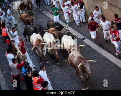 Pamplona, Spagna. 10th luglio 2022. Quarta corsa di toro dei festeggiamenti di San Fermin a Pamplona, 10 luglio 2022. Cuarto en Pamplona, 10 de Julio de 2022. 900/Cordon Press Credit: CORDON PRESS/Alamy Live News Foto Stock