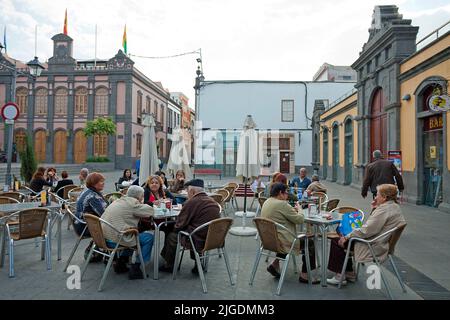 Persone in un caffè di strada, Placa de la Constitucion, Arucas, Grand Canary, Isole Canarie, Spagna, Europa Foto Stock