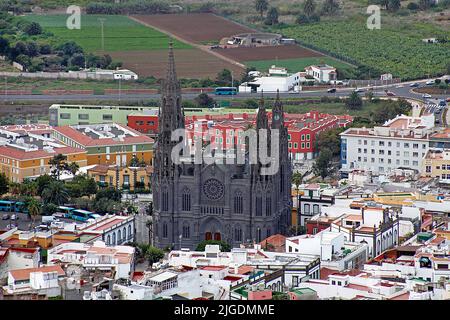 Vista dal Montana de Arucas sopra il villaggio Arucas con la cattedrale di San Juan Bautista, punto di riferimento di Arucas, Grand Canary, isole Canarie, Spagna Foto Stock