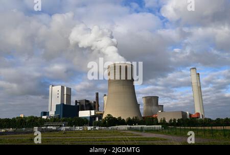 10 luglio 2022, Renania Settentrionale-Vestfalia, Niederaußem: La centrale elettrica alimentata a lignite di Niederaussem sorge al sole del mattino. A causa della carenza di gas, il governo tedesco sta pianificando di concedere ad alcune centrali a carbone tempi di esercizio più lunghi. Foto: Roberto Pfeil/dpa Foto Stock