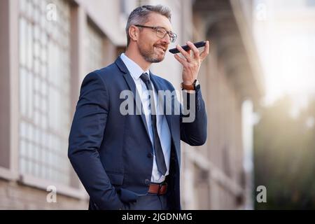 HES ha ottenuto i suoi collegamenti su chiamata rapida. Un uomo d'affari maturo su una chiamata in città. Foto Stock