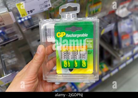 Tyumen, Russia-11 maggio 2022: Batterie ricaricabili GP quattro pezzi in plastica imballaggio nel supermercato Foto Stock