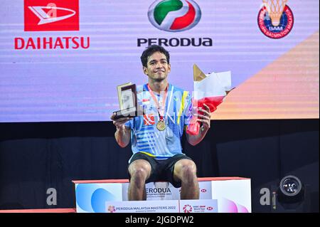 Kuala Lumpur, Malesia. 10th luglio 2022. Il Chico Aura DWI Wardoyo dell'Indonesia pone per le foto durante la cerimonia di premiazione per l'evento maschile singolo del Malaysia Masters 2022 a Kuala Lumpur, Malesia, 10 luglio 2022. Credit: Chong Voon Chung/Xinhua/Alamy Live News Foto Stock