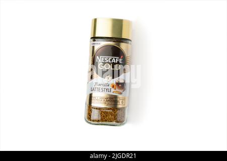 Tyumen, Russia-30 giugno 2022: Caffè torrefatto Nescafe Gold barista stile latte. Caffè in polvere prodotto da Nestle. Sfondo bianco, isolato Foto Stock