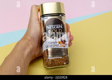 Tyumen, Russia-30 giugno 2022: Nescafe Gold Barista latte Style è un marchio di caffè istantaneo prodotto da Nestle. Foto Stock