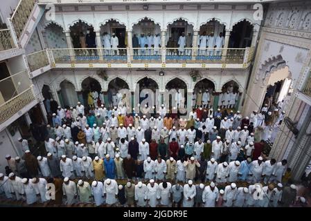 Prayagraj, distretto di Prayagraj, nello stato settentrionale dell'Utttar Pradesh. 10th luglio 2022. I musulmani offrono preghiere alla Jama Masjid (Grande moschea) in occasione di Eid al-Adha, nel distretto di Prayagraj, nello stato settentrionale dell'India, Uttar Pradesh, 10 luglio 2022. Credit: Str/Xinhua/Alamy Live News Foto Stock