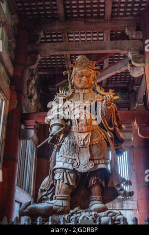 Nara, Giappone - 5 gennaio 2020. Statua di un guerriero samurai nel Tempio Todai-ji a Nara. Questo tempio è famoso per la sua statua gigante di Buddha e una popolare destinazione turistica. Foto Stock