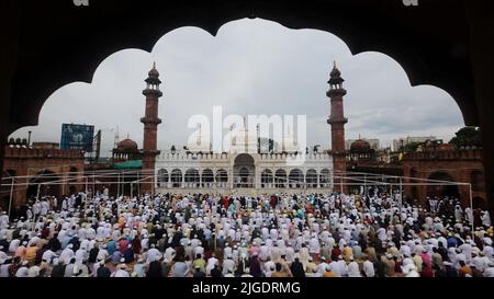 Bhopal, stato indiano di Madhya Pradesh. 10th luglio 2022. I musulmani offrono preghiere in occasione del festival di Eid al-Adha a Bhopal, capitale dello stato indiano di Madhya Pradesh, 10 luglio 2022. Credit: Str/Xinhua/Alamy Live News Foto Stock