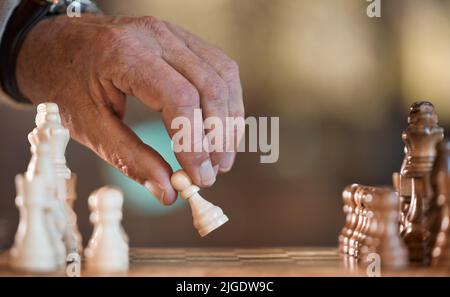 Gli scacchi sono un gioco di mente, un uomo irriconoscibile che gioca un gioco di scacchi. Foto Stock