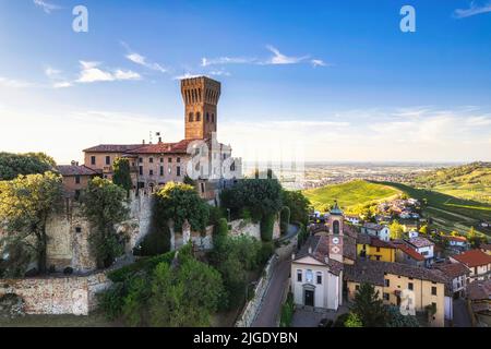 Veduta aerea del Castello di Cigognola con il suo vigneto sullo sfondo, Oltrepo Pavese, Pavia, Lombardia, Italia Foto Stock