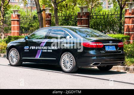 Il cinese Ford Taurus ha visto stazionari su una prova su strada a Shanghai, Cina. Foto Stock