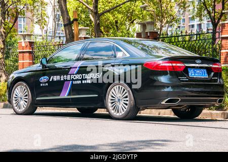 Il cinese Ford Taurus ha visto stazionari su una prova su strada a Shanghai, Cina. Foto Stock