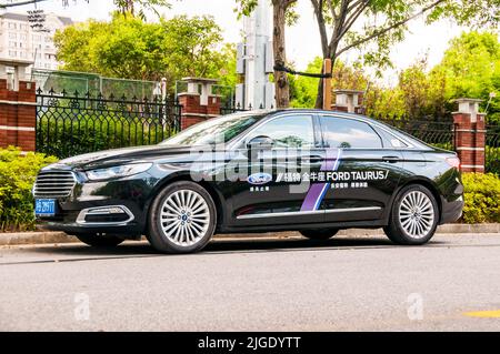 Il cinese Ford Taurus ha visto stazionari su una prova su strada a Shanghai, Cina. Foto Stock
