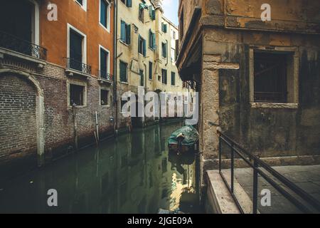 Uno stretto canale di Venezia, lontano dal turismo. Foto Stock