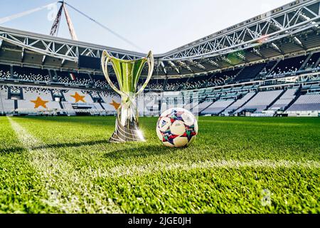 Il trofeo del vincitore e la palla ufficiale di Adidas per la fase di knockout e la finale della UEFA Women’s Champions League 2022 nello stadio Juventus di Torino. La prima volta che viene creata una Official Match Ball appositamente per la UWCL. Il suo design si ispira alle possenti vette del Piemonte, commemorando le alpi che Torino si trova ai piedi Foto Stock