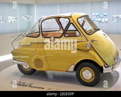 26.07.2013, Germania, Monaco, Museo BMW: BMW Isetta al Museo BMW, un museo dell'automobile a Monaco, Germania. È stata fondata nel 1972. Qualità elevata Foto Stock