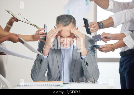 Forse questo giorno potrebbe peggiorare: Un uomo d'affari più anziano e stressato è infastidito dal personale. Foto Stock