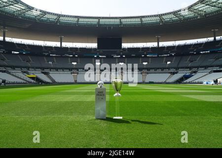 Il trofeo del vincitore e la palla ufficiale di Adidas per la finale della UEFA Champions League 2022 a Stade de France, Parigi, Francia, con la scritta “мир | PEACE” Foto Stock