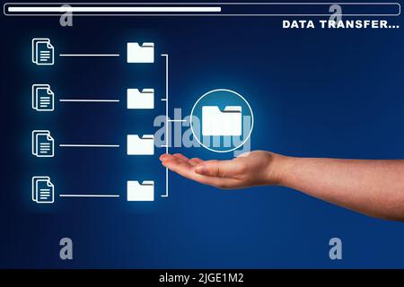 Donna mano che mostra il diagramma di archiviazione delle cartelle. Sicurezza dei dati. Concetto di networking e servizio internet. Foto Stock