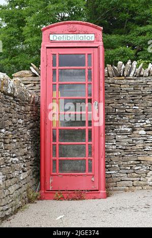 Il defibrillatore del villaggio nel villaggio di Gloucestershire di Condicote può essere trovato in un vecchio chiosco telefonico disusato Foto Stock