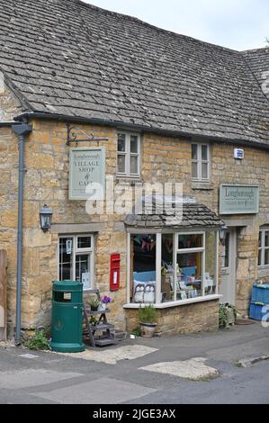 Longborough Village Shop and Cafe, un'azienda di proprietà della comunità nel villaggio di Gloucestershire di Longborough vicino a Moreton in Marsh Foto Stock