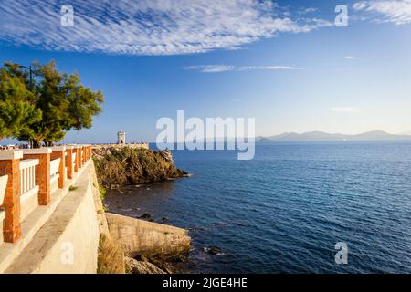 Vista al tramonto su Piazza Bovio con faro a Piombino e Isola d'Elba. Maremma Toscana Italia Foto Stock