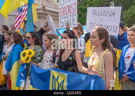 New York, Stati Uniti. 09th luglio 2022. I manifestanti con cartelli e bandiere ucraine protestano a sostegno dell'Ucraina a Washington Square Park, New York City. Protesta a sostegno dell'Ucraina a New York, Stati Uniti - 09 lug 2022 Credit: SOPA Images Limited/Alamy Live News Foto Stock