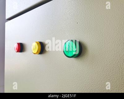 La spia R S T , la lampadina rossa, gialla, verde indica lo stato dell'impianto elettrico a 3 fasi sulla vista laterale del pannello Foto Stock