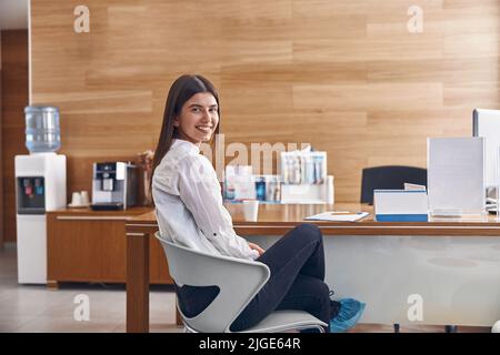 Ritratto di felice caucasica sorridente donna nella ricezione della clinica dentista Foto Stock