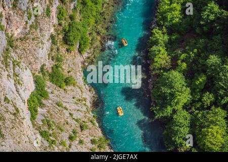 Famoso luogo di rafting e kayak. Kayak attivi in coloratissimo giubbotto salvagente, paddling e allenamento. Rafting sul fiume turchese. Montenegro naturale Foto Stock