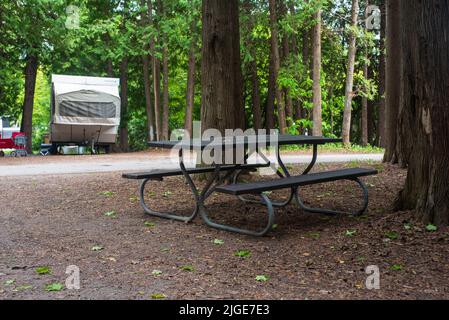 Tavolo da picnic in legno in un campeggio in un Michigan state Park Foto Stock