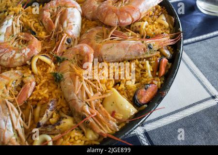 Tipica paella di pesce spagnola in padella Foto Stock