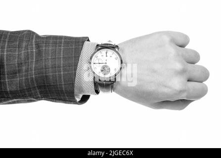 Orologio da polso analogico indossato sulla mano maschile in tuta da lavoro isolato su bianco, scadenza Foto Stock