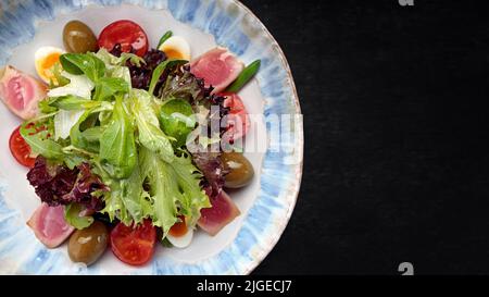 Insalata nizzarda con tonno, su un piatto Foto Stock